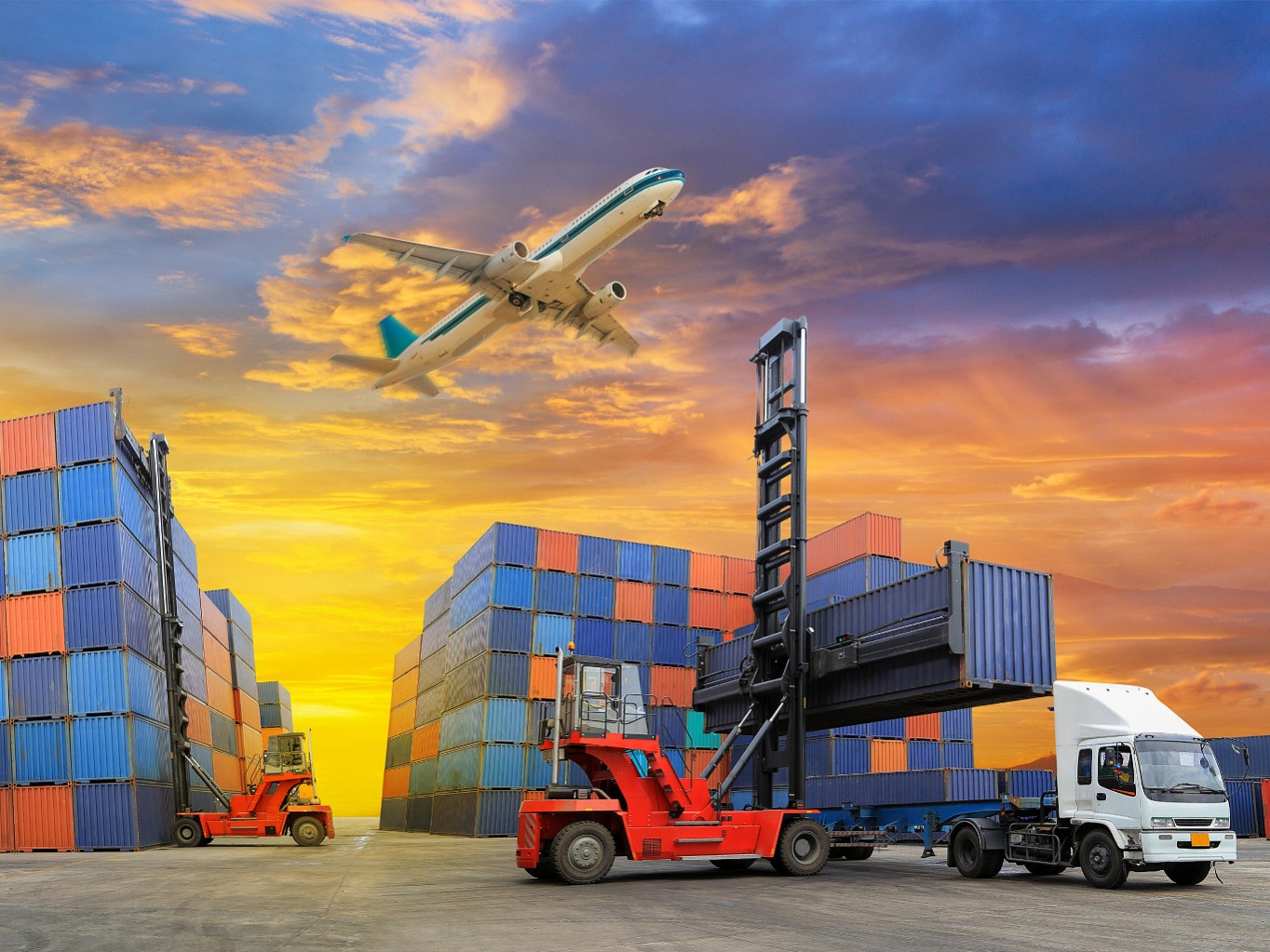 “东营-洋浦”表里贸同船航线首航 深化南北物流协同